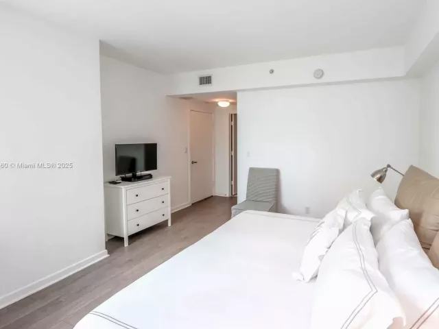 2-bedroom condo for rent in Miami - 325 S Biscayne Blvd 1422 - MondialRealty