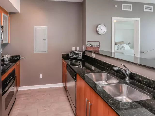 2-bedroom condo for rent in Miami - 325 S Biscayne Blvd 1422 - MondialRealty