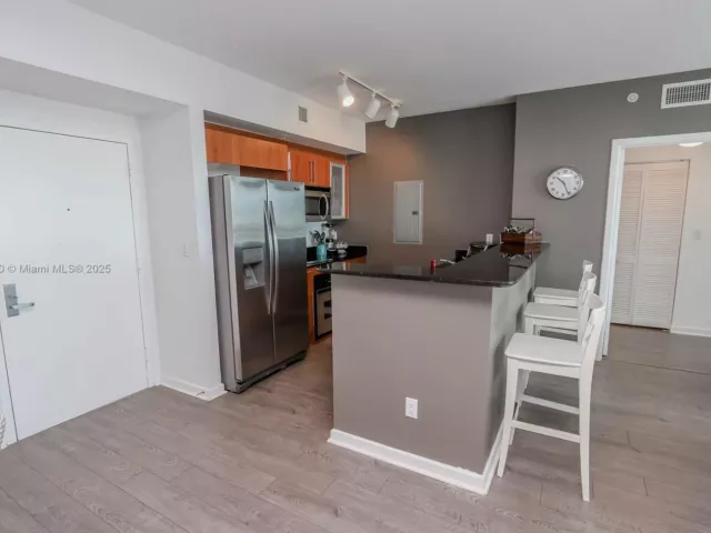 2-bedroom condo for rent in Miami - 325 S Biscayne Blvd 1422 - MondialRealty