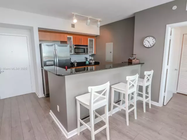 2-bedroom condo for rent in Miami - 325 S Biscayne Blvd 1422 - MondialRealty