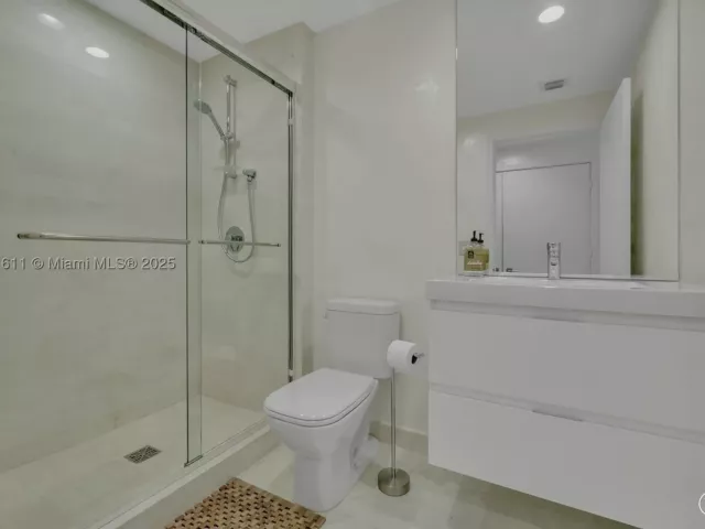 3-bedroom condo for sale in North Miami Beach - 17301 Biscayne Blvd 910 - MondialRealty