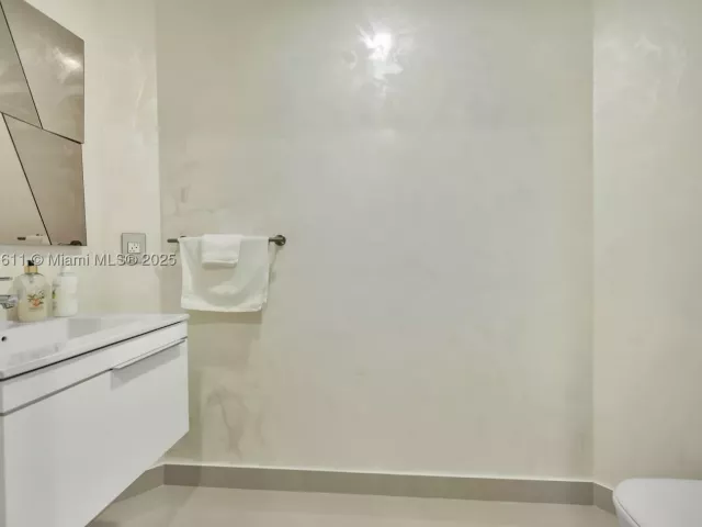 3-bedroom condo for sale in North Miami Beach - 17301 Biscayne Blvd 910 - MondialRealty
