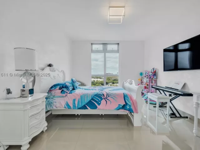 3-bedroom condo for sale in North Miami Beach - 17301 Biscayne Blvd 910 - MondialRealty