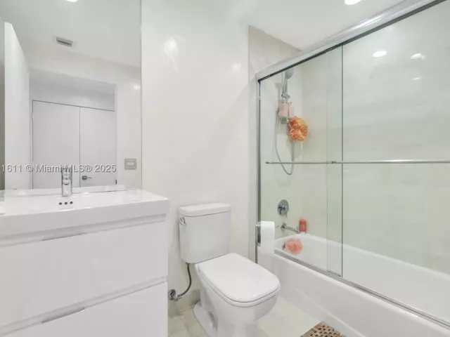 3-bedroom condo for sale in North Miami Beach - 17301 Biscayne Blvd 910 - MondialRealty
