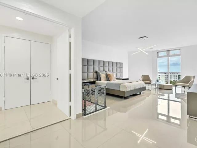 3-bedroom condo for sale in North Miami Beach - 17301 Biscayne Blvd 910 - MondialRealty