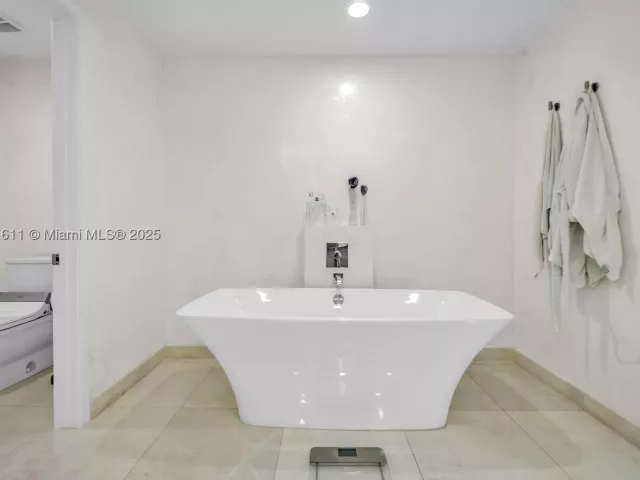 3-bedroom condo for sale in North Miami Beach - 17301 Biscayne Blvd 910 - MondialRealty