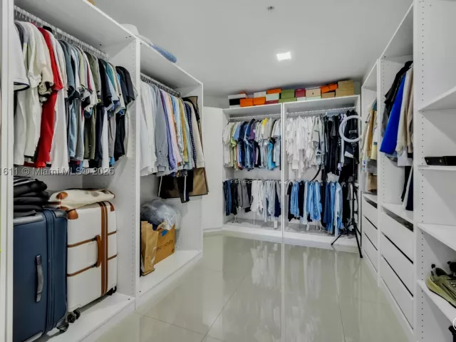 3-bedroom condo for sale in North Miami Beach - 17301 Biscayne Blvd 910 - MondialRealty