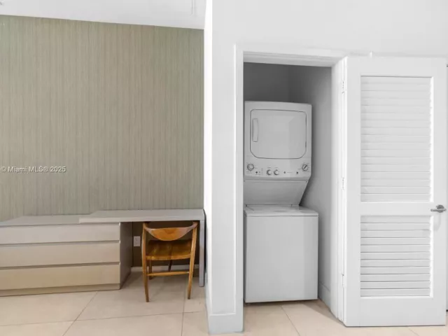 1-bedroom condo for sale in Hollywood - 4111 S Ocean Dr 502 - MondialRealty