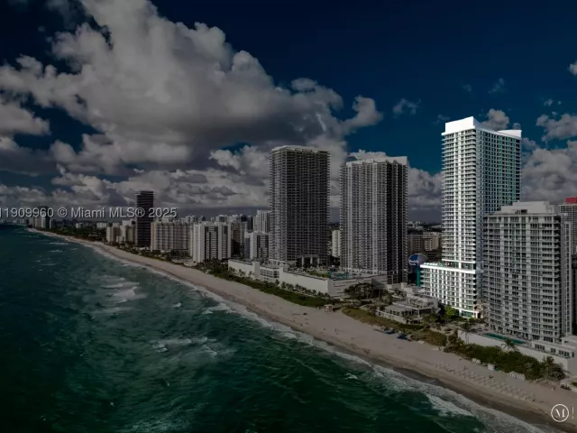1-bedroom condo for sale in Hollywood - 4111 S Ocean Dr 502 - MondialRealty