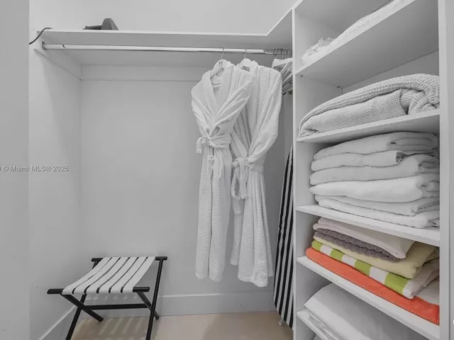 1-bedroom condo for sale in Hollywood - 4111 S Ocean Dr 502 - MondialRealty