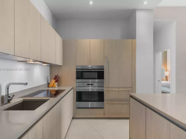 1-bedroom condo for sale in Hollywood - 4111 S Ocean Dr 502 - MondialRealty