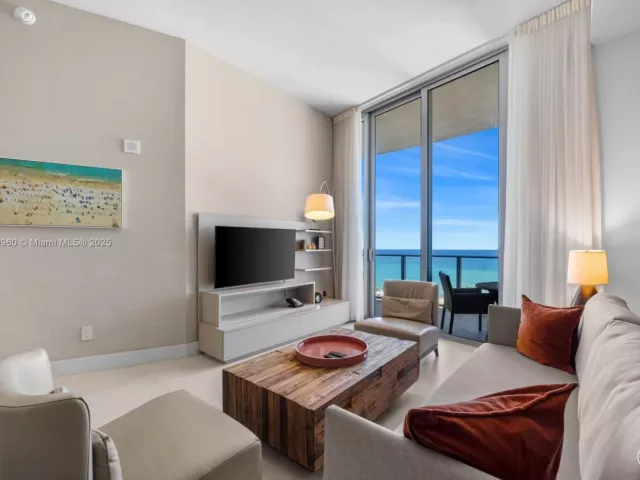 1-bedroom condo for sale in Hollywood - 4111 S Ocean Dr 502 - MondialRealty