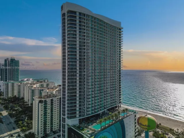 1-bedroom condo for sale in Hollywood - 4111 S Ocean Dr 502 - MondialRealty