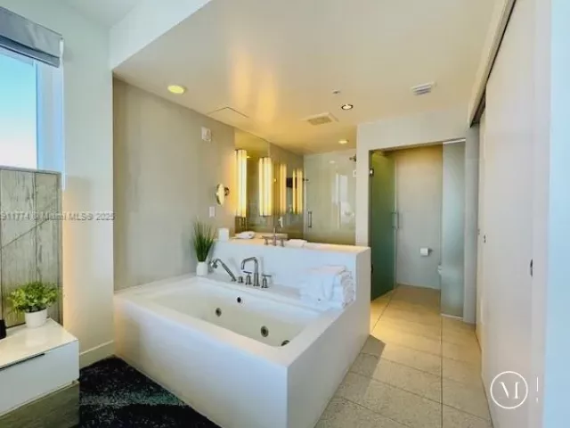 1-bedroom condo for sale in Fort Lauderdale - 3101 Bayshore Dr 1701 - MondialRealty