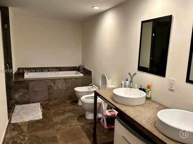 2-bedroom condo for sale in Miami - 465 Brickell Ave 5402 - MondialRealty