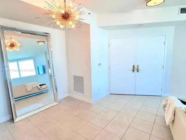 2-bedroom condo for rent in Miami Beach - 300 S Pointe Dr 704 - MondialRealty