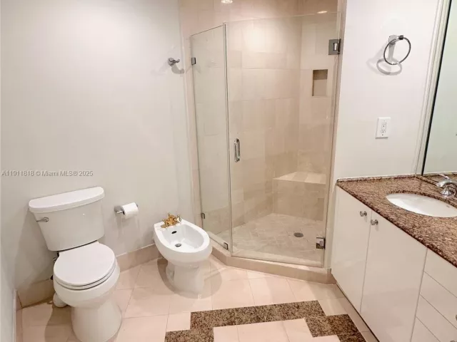 2-bedroom condo for rent in Miami Beach - 300 S Pointe Dr 704 - MondialRealty