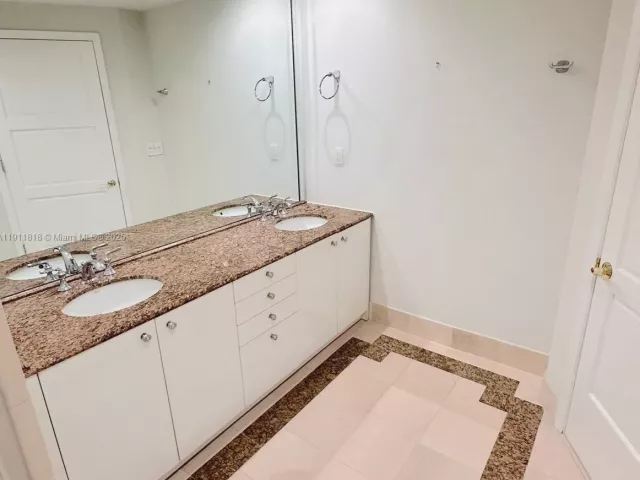 2-bedroom condo for rent in Miami Beach - 300 S Pointe Dr 704 - MondialRealty