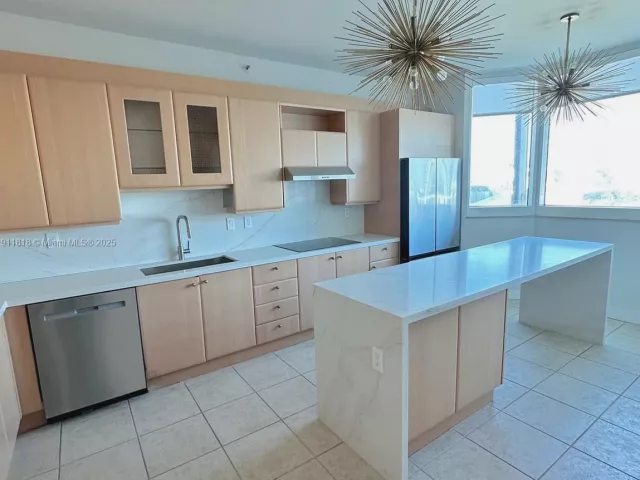 2-bedroom condo for rent in Miami Beach - 300 S Pointe Dr 704 - MondialRealty