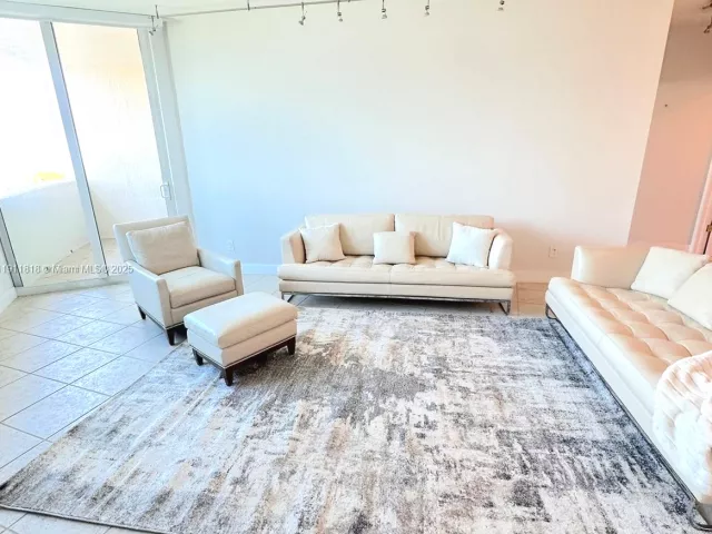 2-bedroom condo for rent in Miami Beach - 300 S Pointe Dr 704 - MondialRealty