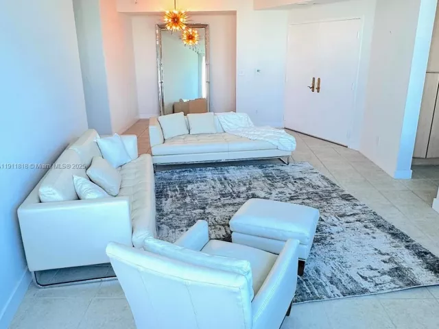 2-bedroom condo for rent in Miami Beach - 300 S Pointe Dr 704 - MondialRealty