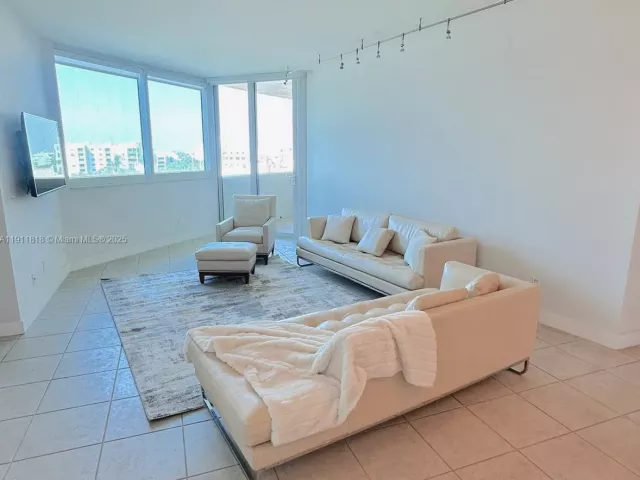 2-bedroom condo for rent in Miami Beach - 300 S Pointe Dr 704 - MondialRealty