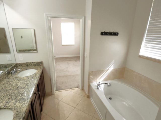 Home for rent at 909 NW 18th Avenue - photo 6775467