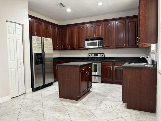 Home for rent at 909 NW 18th Avenue - photo 6775476