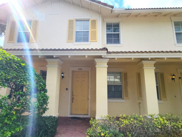 Home for rent at 909 NW 18th Avenue - photo 6775480