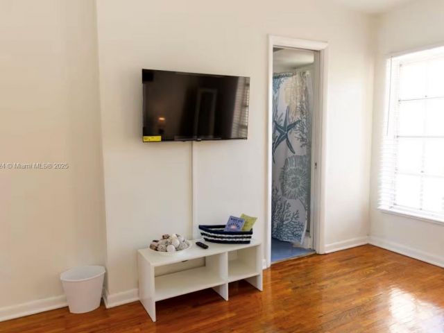 Home for rent at 1949 NE 123rd St 0 - photo 6772353