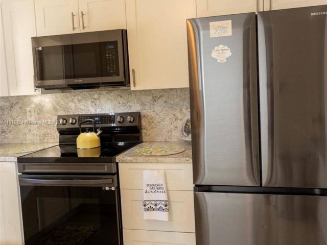 Home for rent at 1949 NE 123rd St 0 - photo 6772359