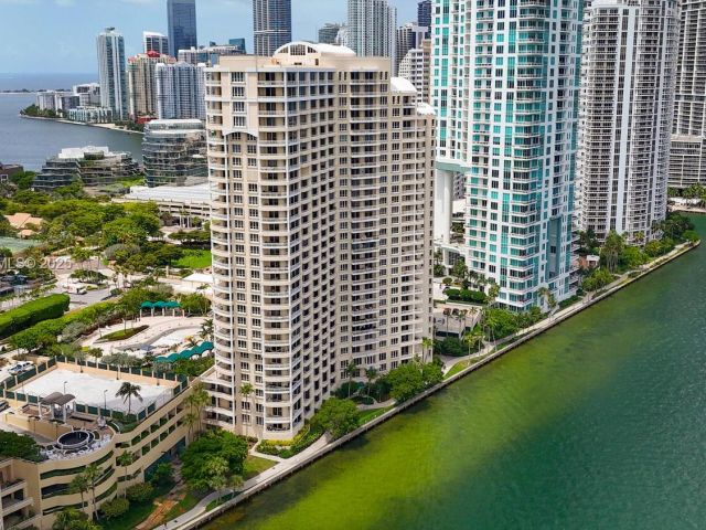 1-bedroom condo for rent in Miami - 888 Brickell Key Dr 1001 - MondialRealty