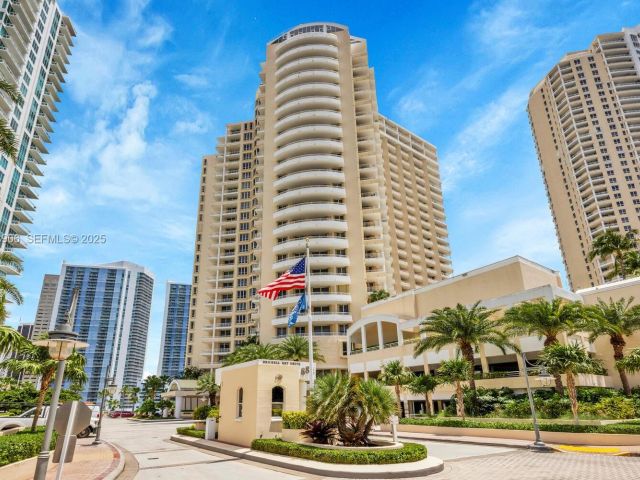 1-bedroom condo for rent in Miami - 888 Brickell Key Dr 1001 - MondialRealty