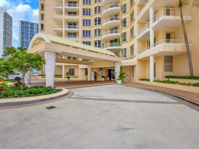 1-bedroom condo for rent in Miami - 888 Brickell Key Dr 1001 - MondialRealty