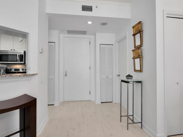 1-bedroom condo for rent in Miami - 888 Brickell Key Dr 1001 - MondialRealty