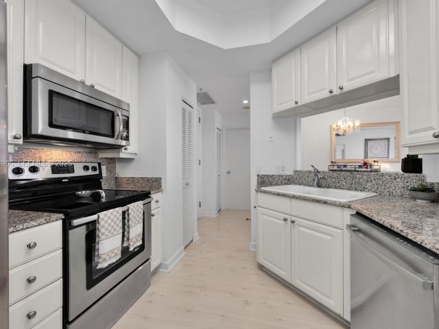 1-bedroom condo for rent in Miami - 888 Brickell Key Dr 1001 - MondialRealty