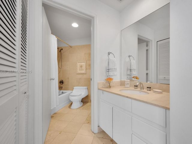 1-bedroom condo for rent in Miami - 888 Brickell Key Dr 1001 - MondialRealty