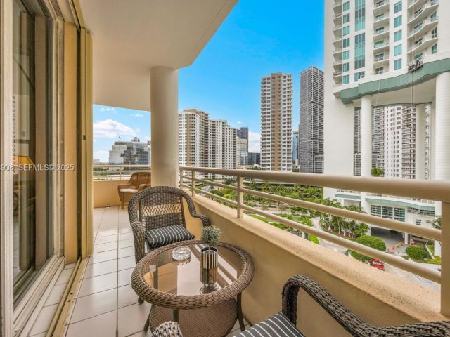 1-bedroom condo for rent in Miami - 888 Brickell Key Dr 1001 - MondialRealty
