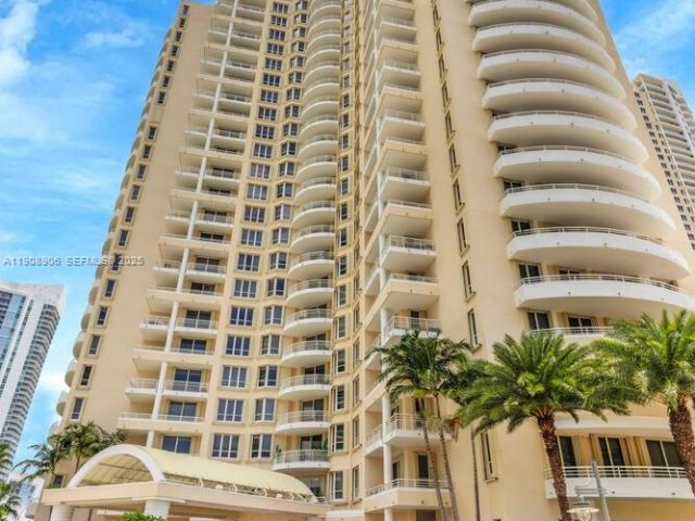 1-bedroom condo for rent in Miami - 888 Brickell Key Dr 1001 - MondialRealty