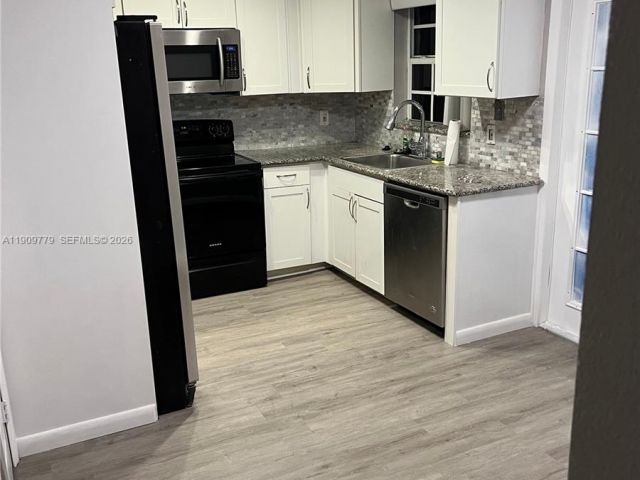 Home for sale at 417 SW 8th Ave - photo 7476177