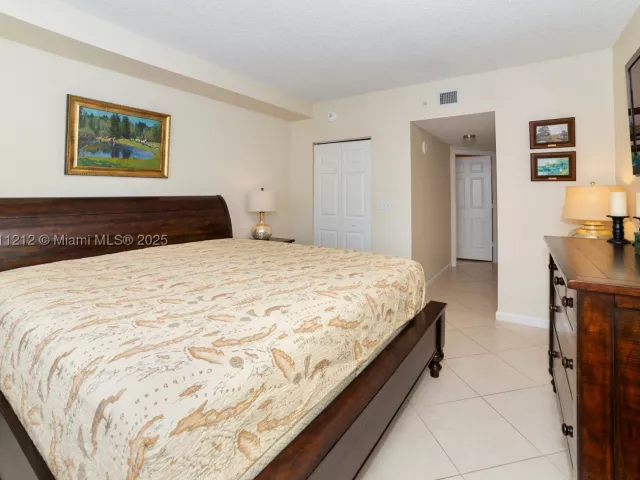 2-bedroom condo for sale in Sunny Isles Beach - 17150 N Bay Rd 2207 - MondialRealty