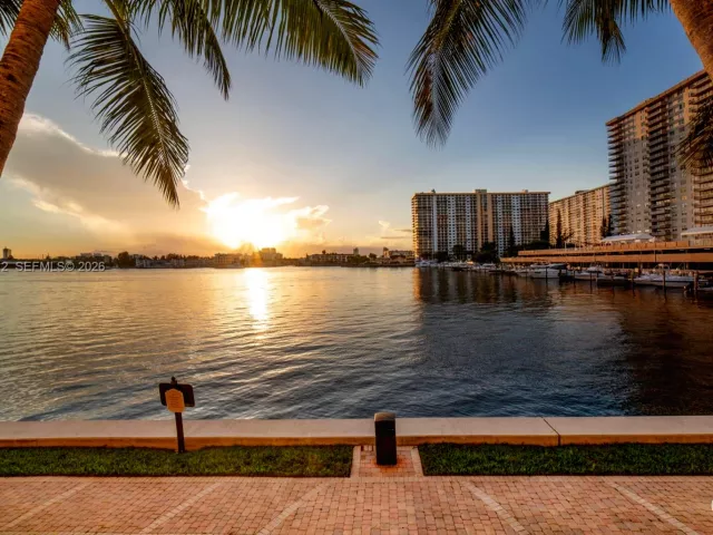 2-bedroom condo for sale in Sunny Isles Beach - 17150 N Bay Rd 2207 - MondialRealty