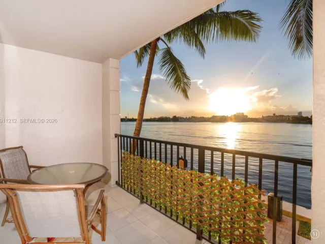 2-bedroom condo for sale in Sunny Isles Beach - 17150 N Bay Rd 2207 - MondialRealty