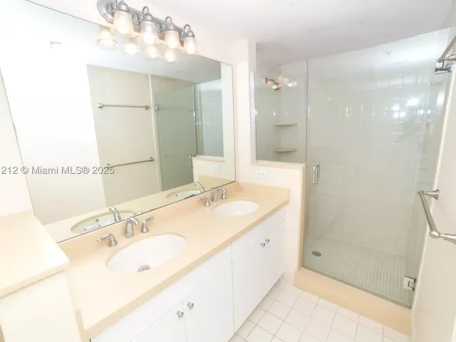 2-bedroom condo for sale in Sunny Isles Beach - 17150 N Bay Rd 2207 - MondialRealty
