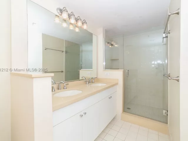 2-bedroom condo for sale in Sunny Isles Beach - 17150 N Bay Rd 2207 - MondialRealty