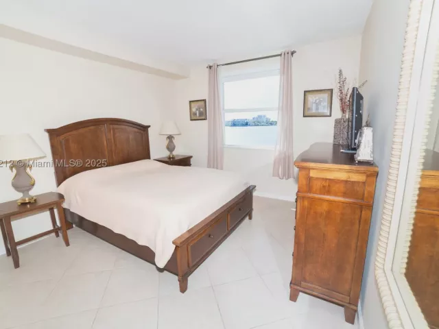 2-bedroom condo for sale in Sunny Isles Beach - 17150 N Bay Rd 2207 - MondialRealty