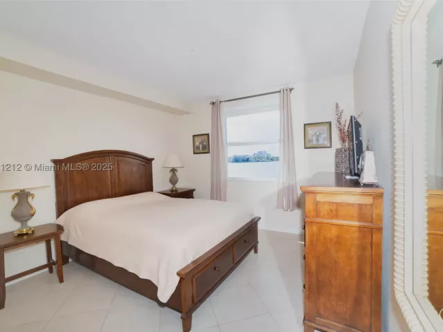 2-bedroom condo for sale in Sunny Isles Beach - 17150 N Bay Rd 2207 - MondialRealty