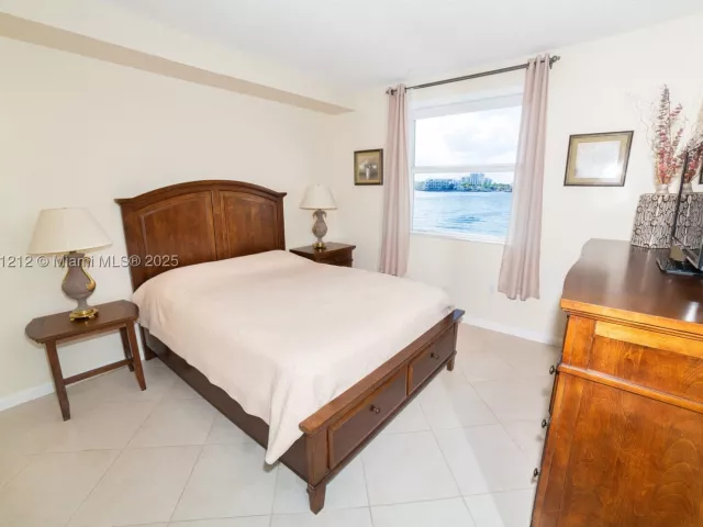 2-bedroom condo for sale in Sunny Isles Beach - 17150 N Bay Rd 2207 - MondialRealty