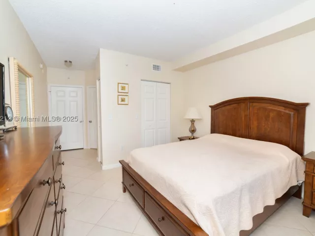 2-bedroom condo for sale in Sunny Isles Beach - 17150 N Bay Rd 2207 - MondialRealty