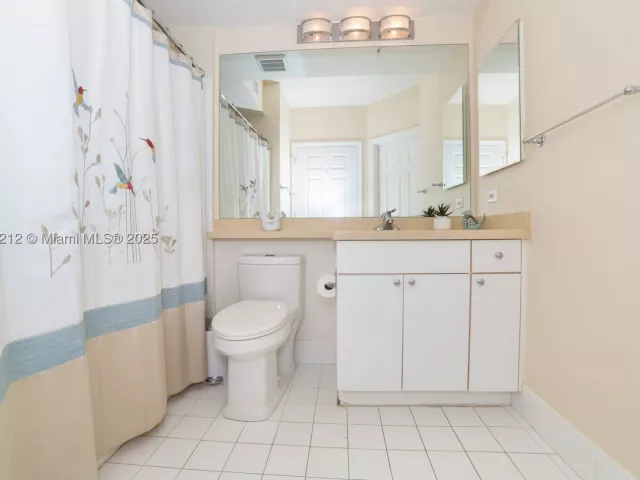 2-bedroom condo for sale in Sunny Isles Beach - 17150 N Bay Rd 2207 - MondialRealty
